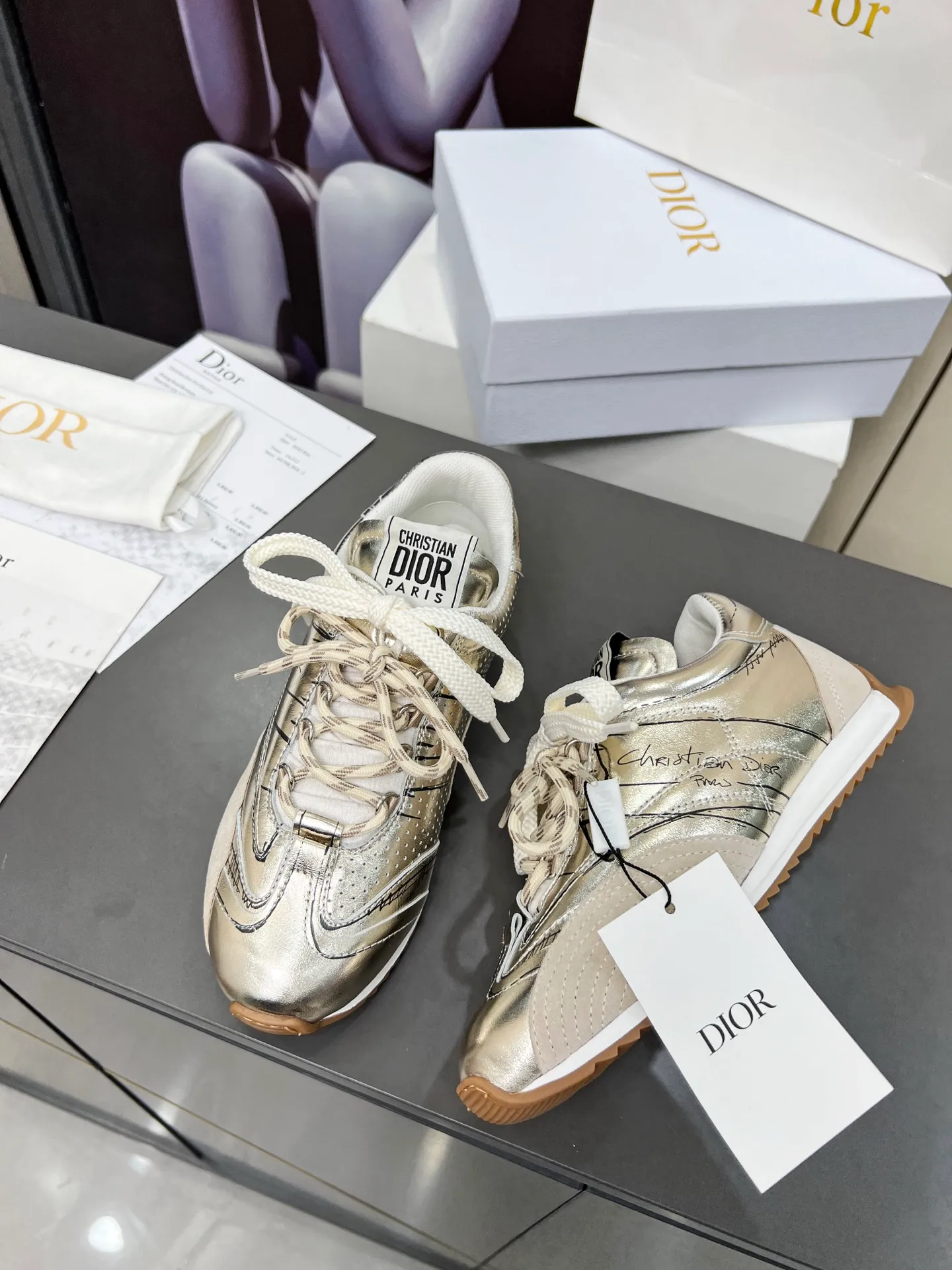Gold men's shoes 💰580 D-Sketch sneakers are new products in the 2025 spring and summer ready-to-wear series❤️‍🔥❤️‍🔥❤️‍🔥❤️‍🔥, highlighting the classic retro aesthetics. Crafted from gold-toned crinkled sheepskin and gold-toned laminated calfskin 🌹🌹🌹, it features beige suede calfskin panels and double laces. The side is decorated with a handwritten Christian Dior Men's Shoes 💰aris logo🎆🎆🎆, while the heel and tongue are embellished with Christian Dior Men's Shoes 💰aris logo panels and plaques. Paired with two-color thin rubber soles, they look more refined. Size: 35~41 (men’s model is currently available). Color: black, white, gold, silver.